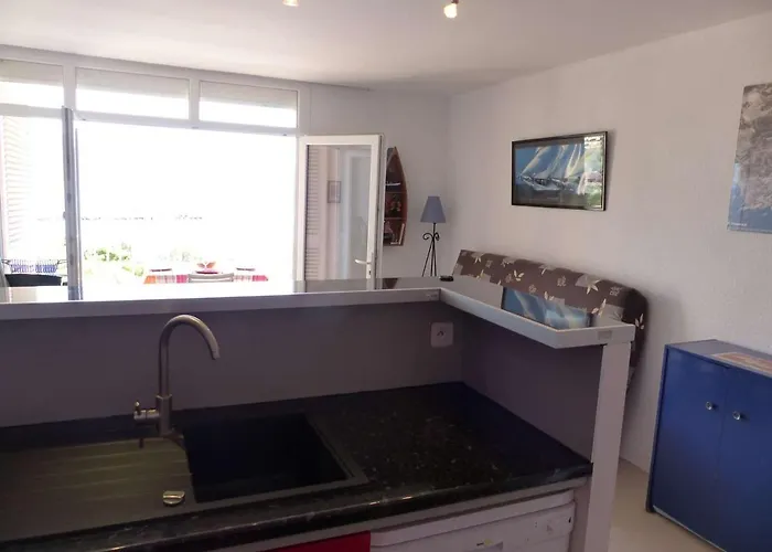 Lumineux Pieds Dans L'eau Au Lavandou - Fr-1-308-61