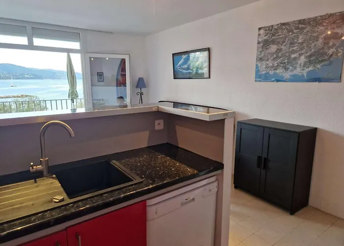 Lumineux Pieds Dans L'eau Au Lavandou - Fr-1-308-61 *